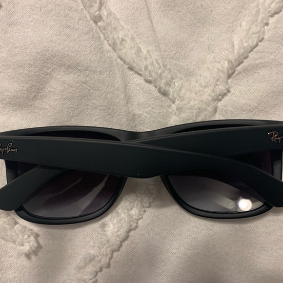 Ray Ban Justin Classic sunglasses. Matte black with gradient, grey lenses. - Picture 3 of 9
